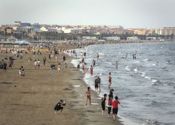 Cerrada al baño la playa de Pinedo por un vertido de aguas fecales