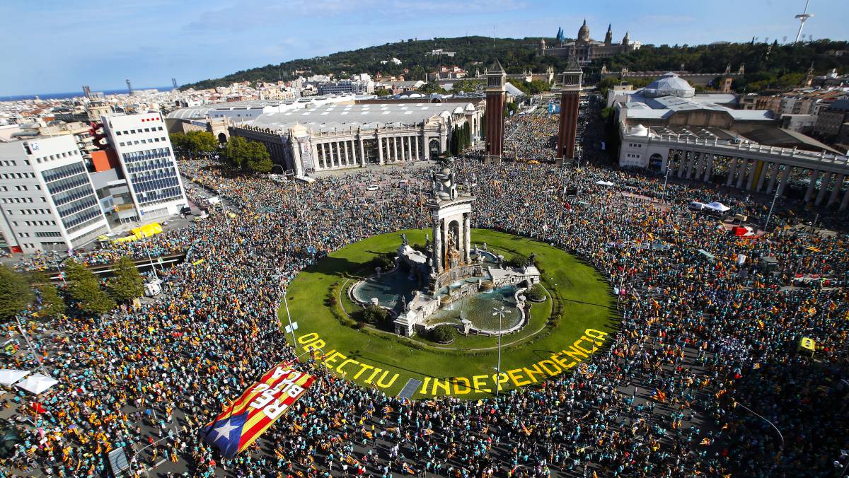 Miles de personas, este miércoles en la manifestación de la Diada en la plaça d'Espanya