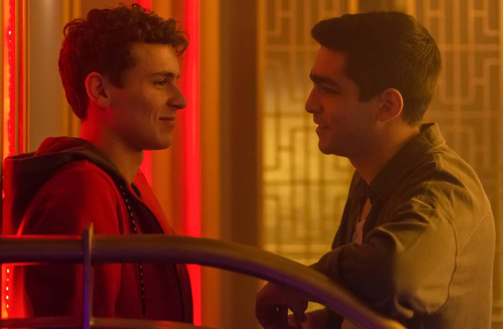 Arón Piper (izquierda) y Omar Ayuso, en 'Élite'.