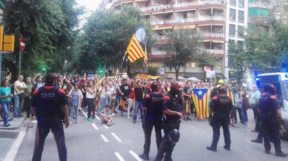 Los Mossos d'Esquadra perimetran a los manifestantes frente al cuartel de Travessera de Gràcia