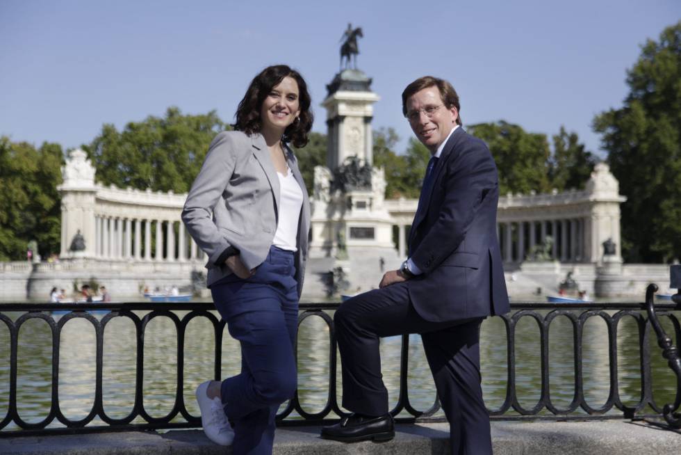 Díaz Ayuso y Almeida pasean por El Retiro.