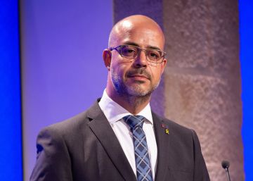 Buch fulmina la seva cap de comunicació pel gas pebre