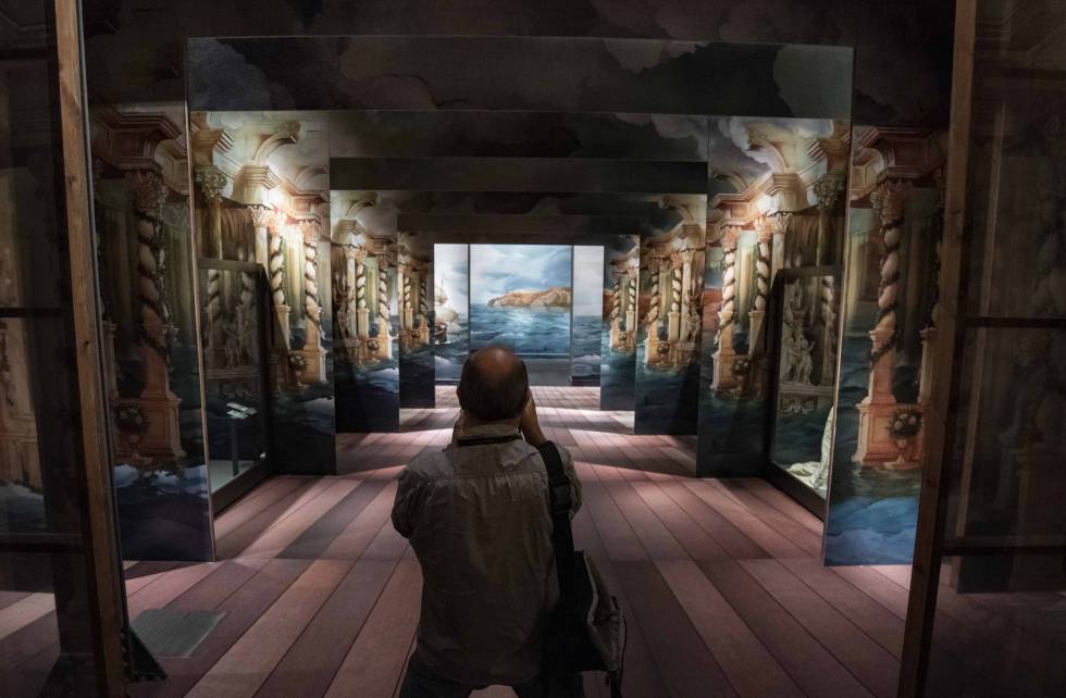 Un assistent fa una fotografia de l'exposició en el Caixaforum de Barcelona