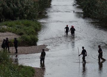 Mossos y bomberos rastrean un río en Barcelona en busca de un bebé arrojado por su padre, de 16 años