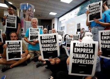 Activistas independentistas ocupan una sucursal de CaixaBank en Barcelona