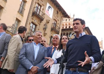 Rivera pide a Sánchez que tome el control de los Mossos en una tensa visita en Vic