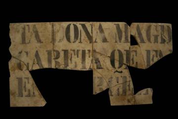 Una de les plaques, potser funerària, localitzada durant les excavacions a la fàbrica de ceràmiques de Tarrés.