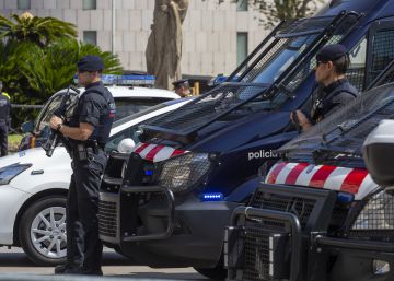 Vecinos agreden a periodistas mientras cubrían una operación policial en Tarragona