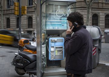 La meitat dels telèfons públics de Barcelona estan en desús
