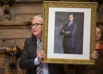 Colau vota en contra de la petició del PP de penjar la foto del Rei, i el PSC, a favor