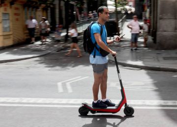 Dos tercios de las multas a patinetes eléctricos han sido por no llevar casco