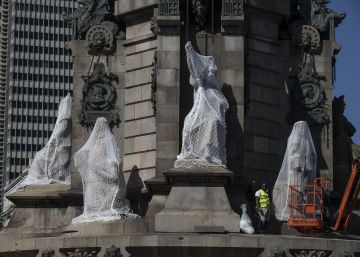 Sis figures del monument de Colom, amenaçades per la pluja