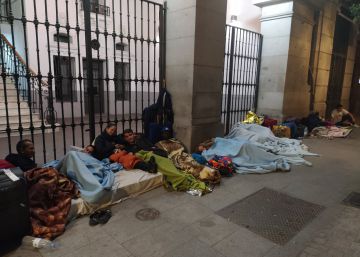 El colapso del servicio de emergencia social en Madrid: niños durmiendo en la calle, vecinos entregando mantas