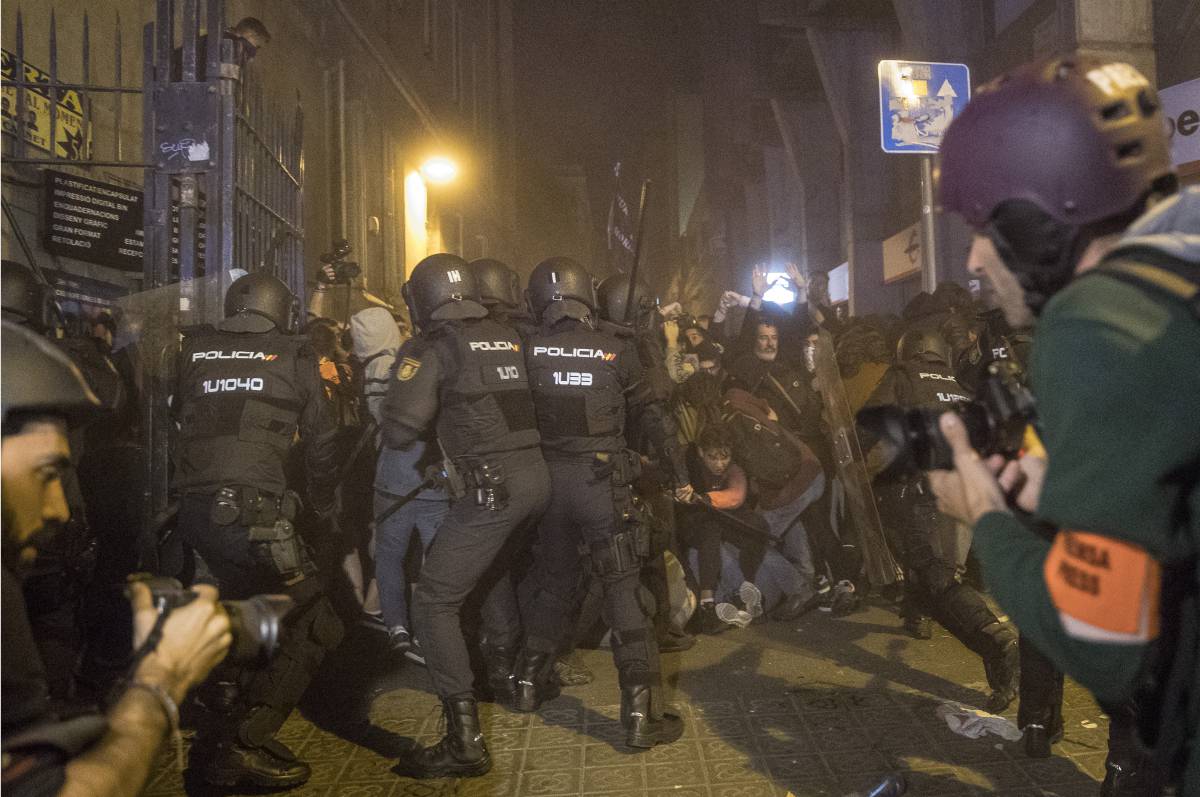 Cargas de los Mossos d'Esquadra ante la delegación del Gobierno en Barcelona.