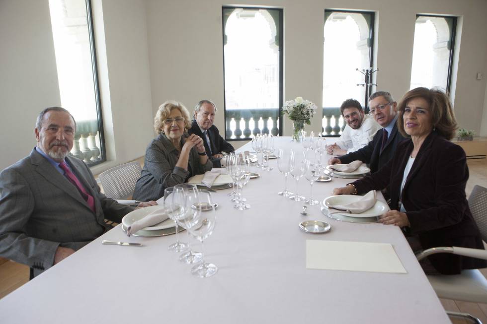 De izquierda a derecha, Juan Barranco, Manuela Carmena, José María Álvarez del Manzano, Alberto Ruiz-Gallardón y Ana Botella, en una comida de 2016.