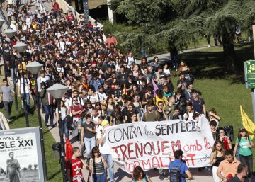 Sentada de estudiantes en el rectorado de la UAB
