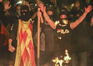 Otra noche de violencia en Cataluña con coches quemados y ácido contra los Mossos
