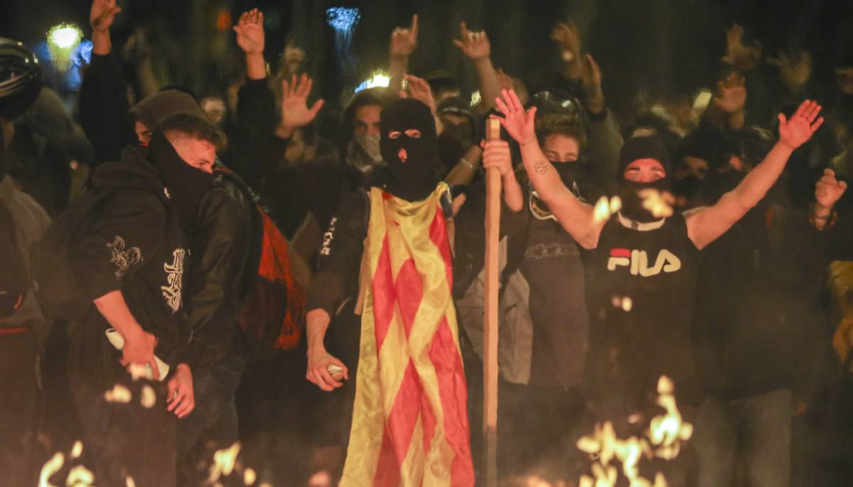 Manifestación independentista de anoche en la confluencia de Gran Vía con la calle Marina de Barcelona.