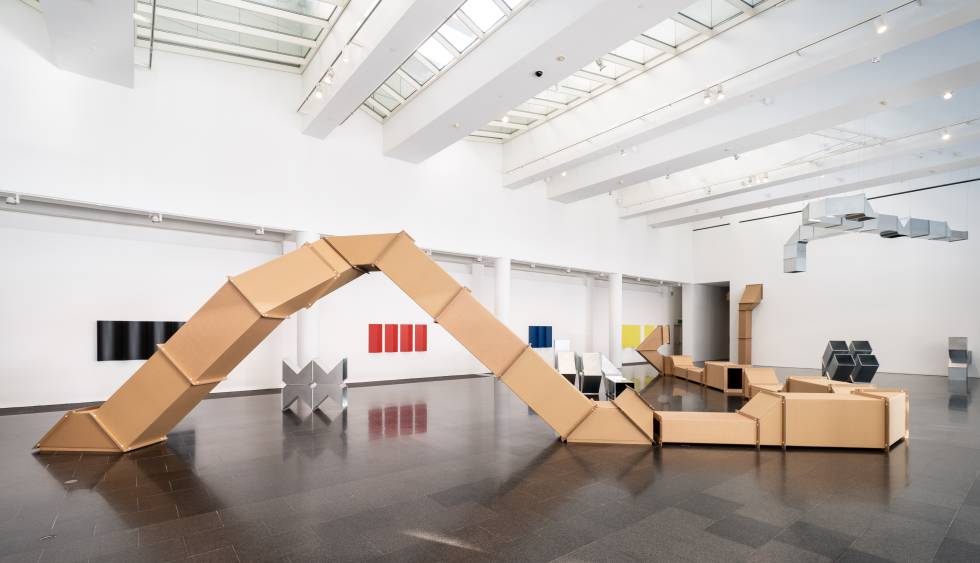 Les peces de Posenenske a la sala 2 del Macba amb les claraboies obertes perquè entre la llum.