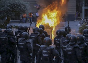 La violencia callejera se intensifica en Barcelona y se ceba con la policía en otra noche de caos