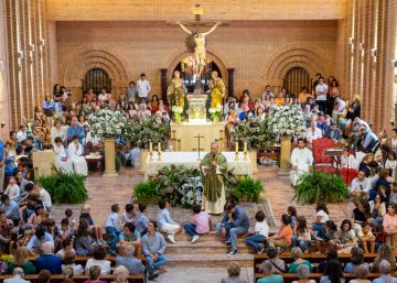 Don Jesús, un párroco de masas en el municipio más rico de España