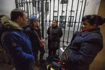 De derecha a izquierda: Giovanna Rodríguez, Gabriela García y dos voluntarios de la Red de Solidaridad Popular frente a las puertas del Samur Social a donde han acudido para dar la cena a los refugiados.