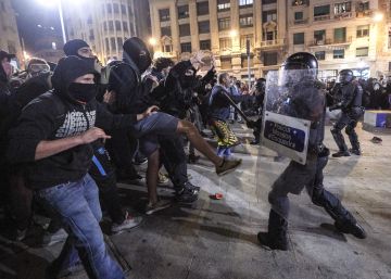 Los Mossos cargan contra los CDR en otra noche de tensión en el centro de Barcelona Los Mossos cargan contra los CDR en otra noche de tensión en el centro de Barcelona