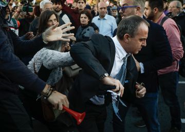 Los manifestantes contra el Rey impiden la entrada de invitados con abucheos y empujones