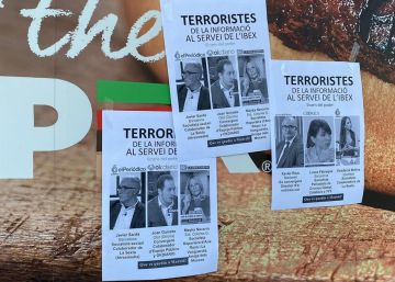 Las asociaciones profesionales condenan los carteles que señalan como “terroristas” a periodistas en Barcelona