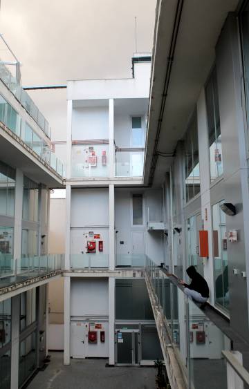 Interior del edificio de la calle Albarracín, 58, donde se levantaron los 'lofts' ilegales diseñados por Rocío Monasterio