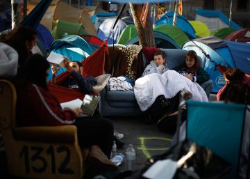 Las juventudes de ERC y la CUP abandonan la acampada de la plaza Universidad de Barcelona
