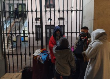 De nuevo una familia con niños es rescatada del frío en Madrid por voluntarios ante el colapso de los albergues