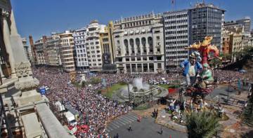 Vista desde el balcón del Ayuntamiento de Valencia de la plaza durante las fiestas de fallas, con la histórica fuente al fondo.