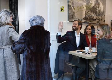 Votar, tuitear, llamar a las urnas y desayunar: la jornada de los líderes políticos de Madrid