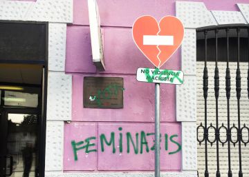 “Feminazis” y “Vox”: las pintadas en las fachadas de centros para la igualdad de Fuenlabrada
