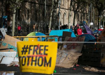 Los comerciantes exigen el desalojo de la acampada de plaza Universitat