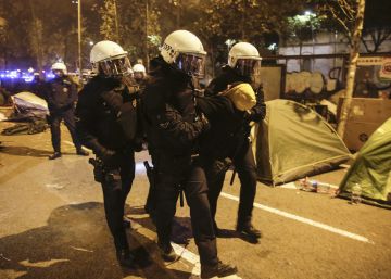 La Guàrdia Urbana desallotja l’acampada de plaça Universitat a Barcelona