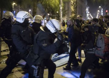 Colau desaloja la acampada con los antidisturbios que quiso eliminar