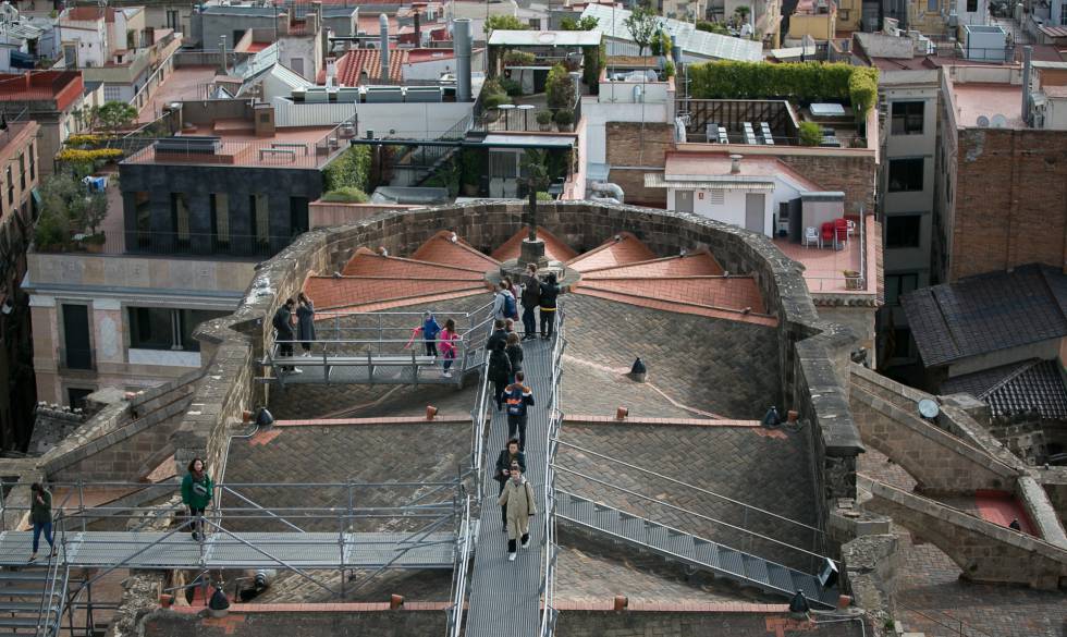 Visitantes a la catedral de Barcelona paseando por el techo del templo.