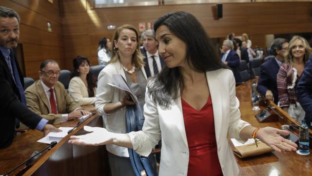 La política de Vox Monasterio tras de hablar con Aguado en la sesión de investidura de Isabel Díaz Ayuso, en agosto de este año.