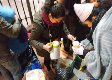 Familias de refugiados con niños son atendidos por vecinos una noche más
