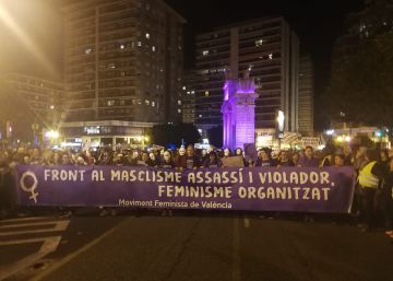 “No son muertas, son asesinadas”, claman en Valencia miles de personas contra la violencia de género