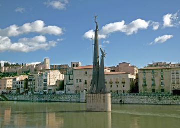 La Generalitat s’atribueix la competència de derrocar la pilastra franquista de Tortosa