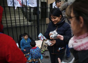 Los vecinos se movilizan para abrigar a los refugiados: mantas y comida para las familias que duermen al raso