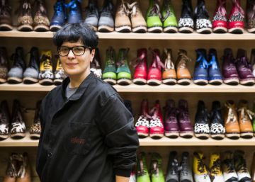 La ‘zoqueira’ Elena Ferro recibe el Premio Nacional de Artesanía