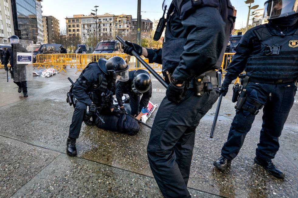 Cs se desmarca de Vox y deja la marcha de Barcelona por una pancarta contra la ley de violencia de género