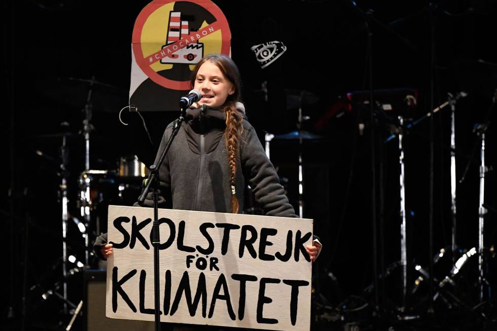 La activista Greta Thunberg da un discurso tras la marcha contra el cambio climático, el viernes, en Madrid