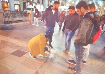 Cuatro hombres tapan con cemento el monumento a las víctimas del atentado de La Rambla