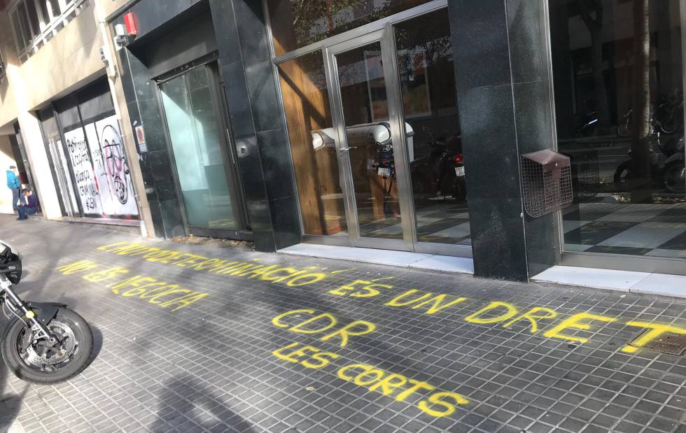 Pintada aparecida ante la sede de ERC en Barcelona.