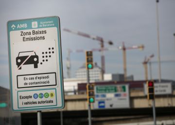 Colau haurà d’esperar al ple per aprovar l’ordenança de la zona de baixes emissions